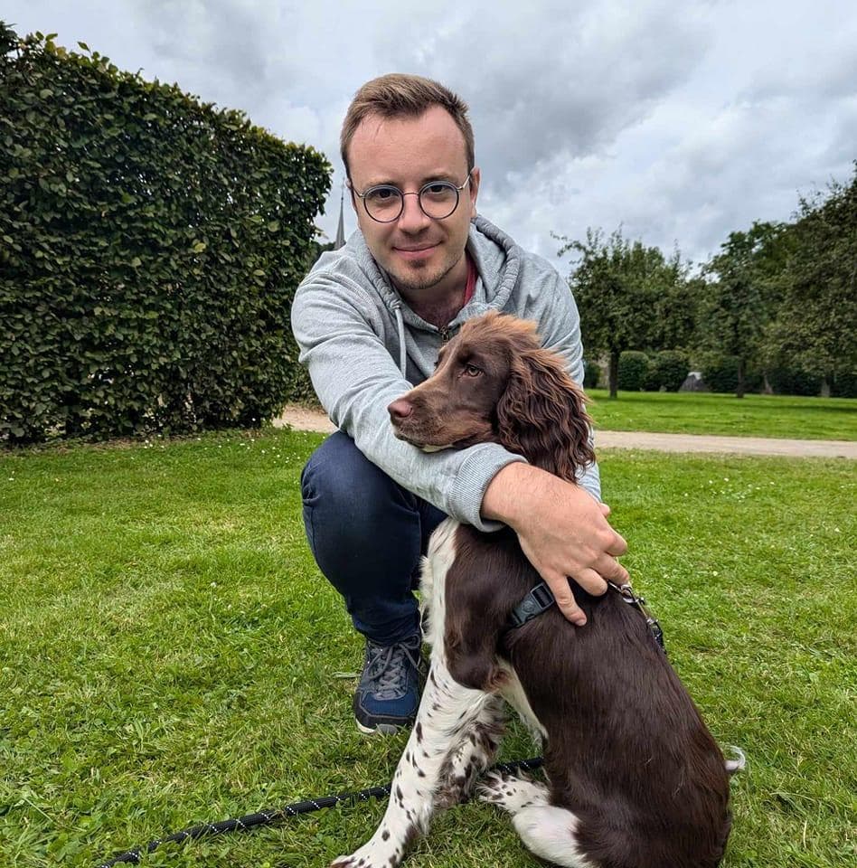 Portrait of Pierre, founder of Evotonomia, with his dog in a park